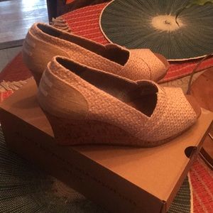 TOMS Classic Wedge shoe . Size 8.5